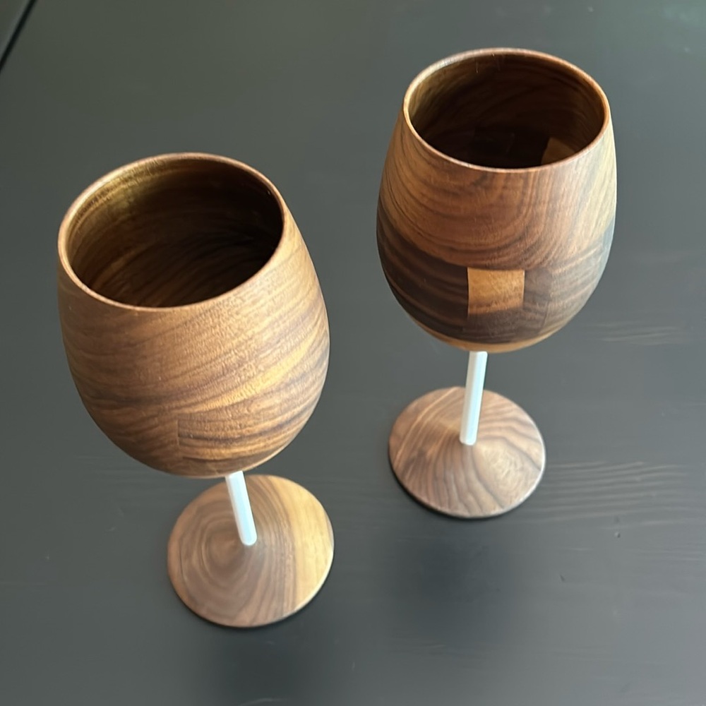 Wooden wine glasses (2)
